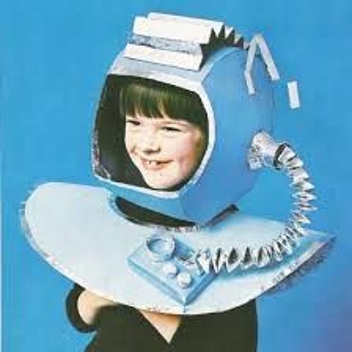 Шлем космонавта из картона. Картонный шлем Космонавта для ребенка. Девочка в шлеме Космонавта. Шлем Космонавта в детский сад.