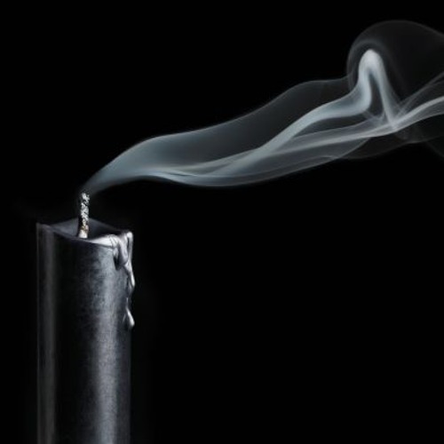 Спичка потухла. Потухшая свеча. Погасшая спичка. Дым под микроскопом. Потухшая свеча на черном фоне.