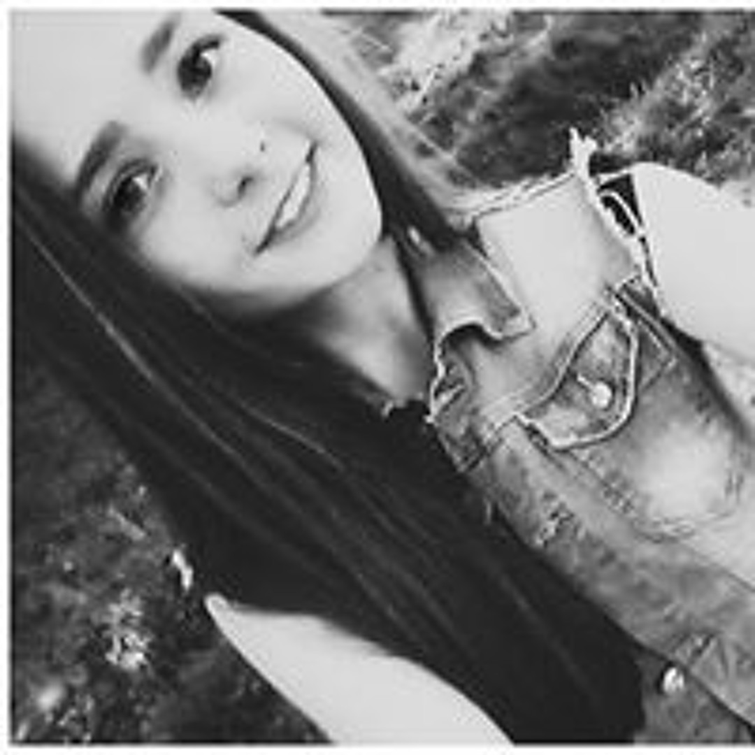 Jozibali sargish külotsiz.