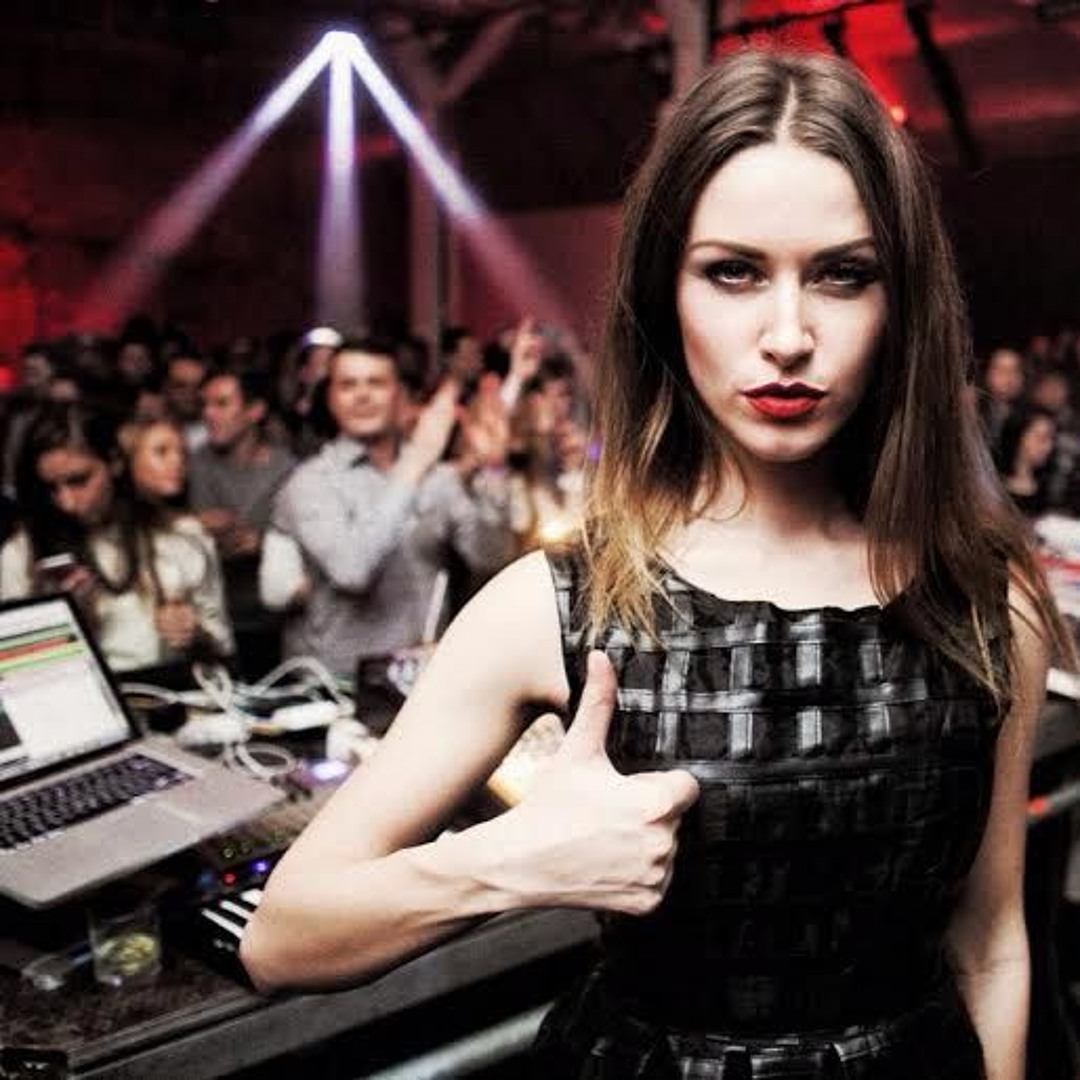 Poyezdda bir notanish odam meni yalayapti. Qanday qilib qichqirmasligim mumkin?