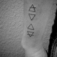 Qu∆tre Tri∆ngles
