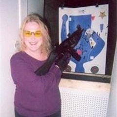 Hannah - Bassist for the group ääni