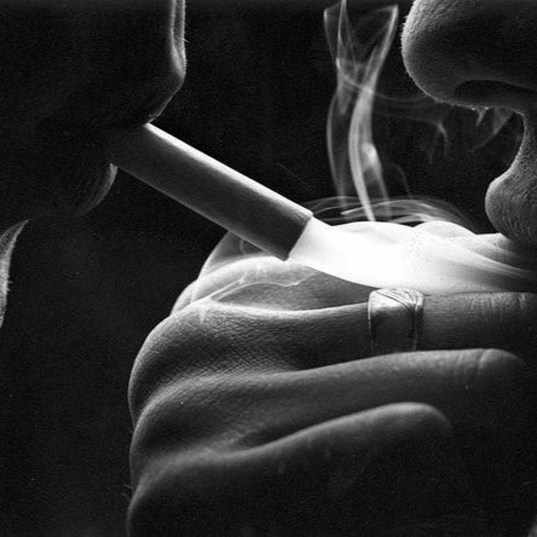 Люблю сигареты. Надписи на сигаретах про любовь. Курит папиросу. Рука с сигаретой. Милый прикури мне сигарету.