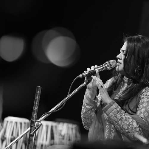 Neha Rizvi Sings Ghazal Hum Se Bhaga Na Karo.AT Nayaab Concert.