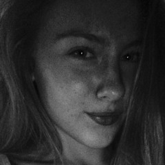 chloeskiles1