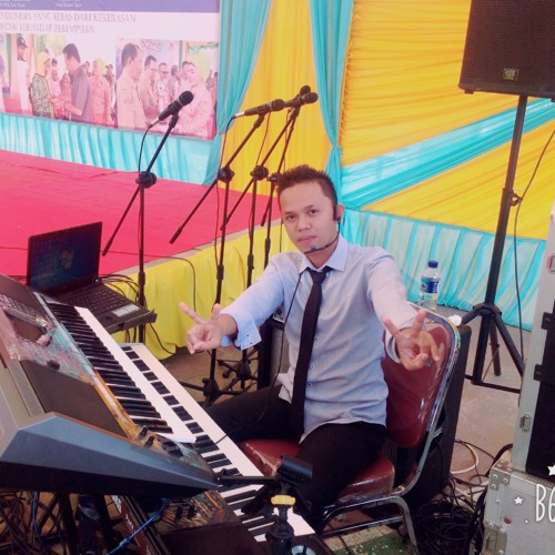 ANTARA SENYUM DAN PERANG HERRY MUSIC