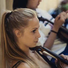 Lara Caister Violinist