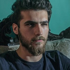 Sokakta Koşusturan Üşümüş Adam.