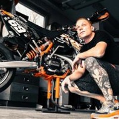 Roman Magenta Bischof