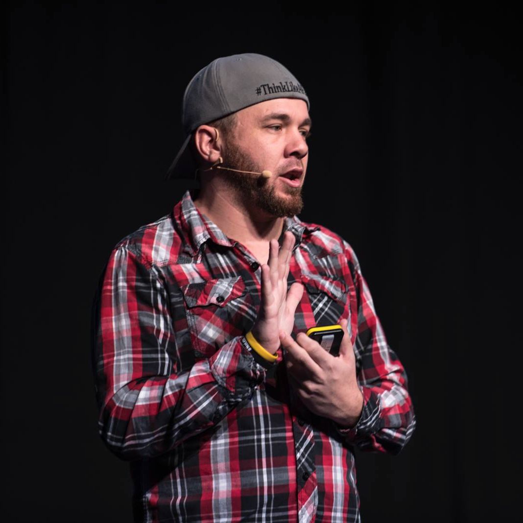 FOMOFanz and SMACtalk podcasts hosted by iSocialFanz