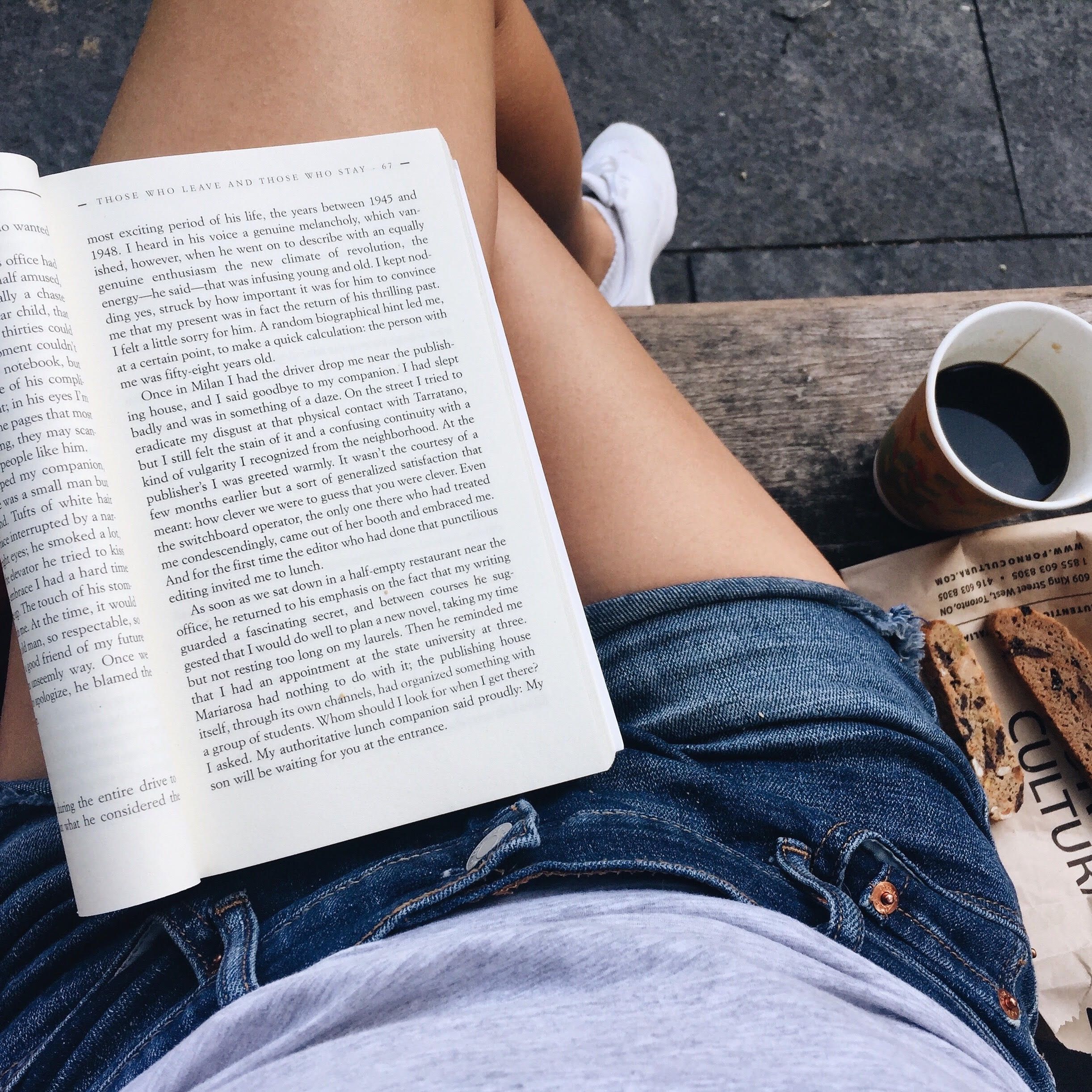 Книжная полка Алисы Малаховой