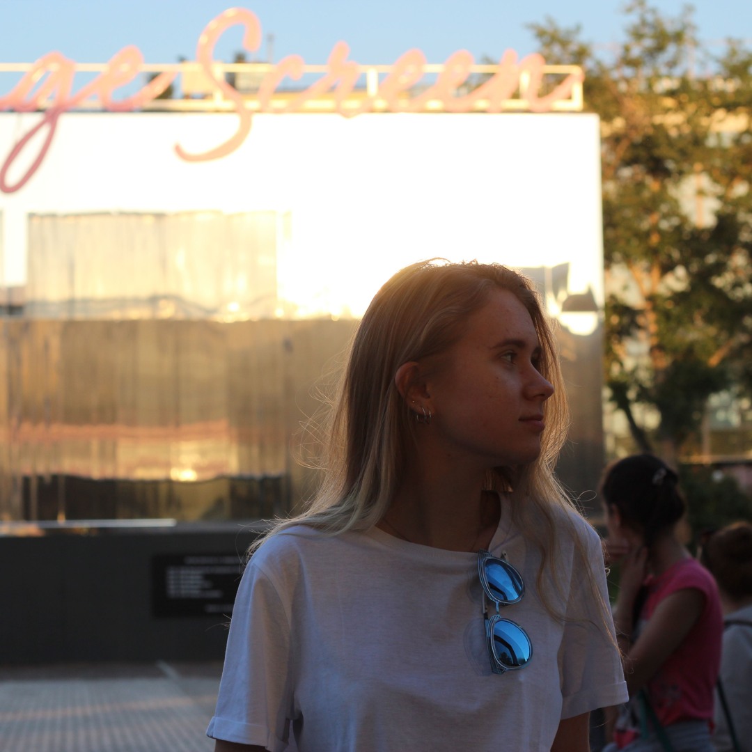 Olya ozining mushukini korsatdi