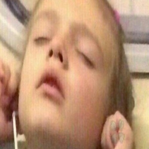Девочка слушающая музыку мем