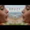 B R U Z Y.