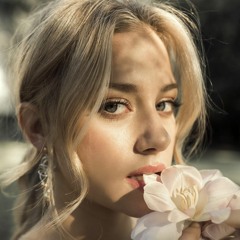 LiliReinHart_Official