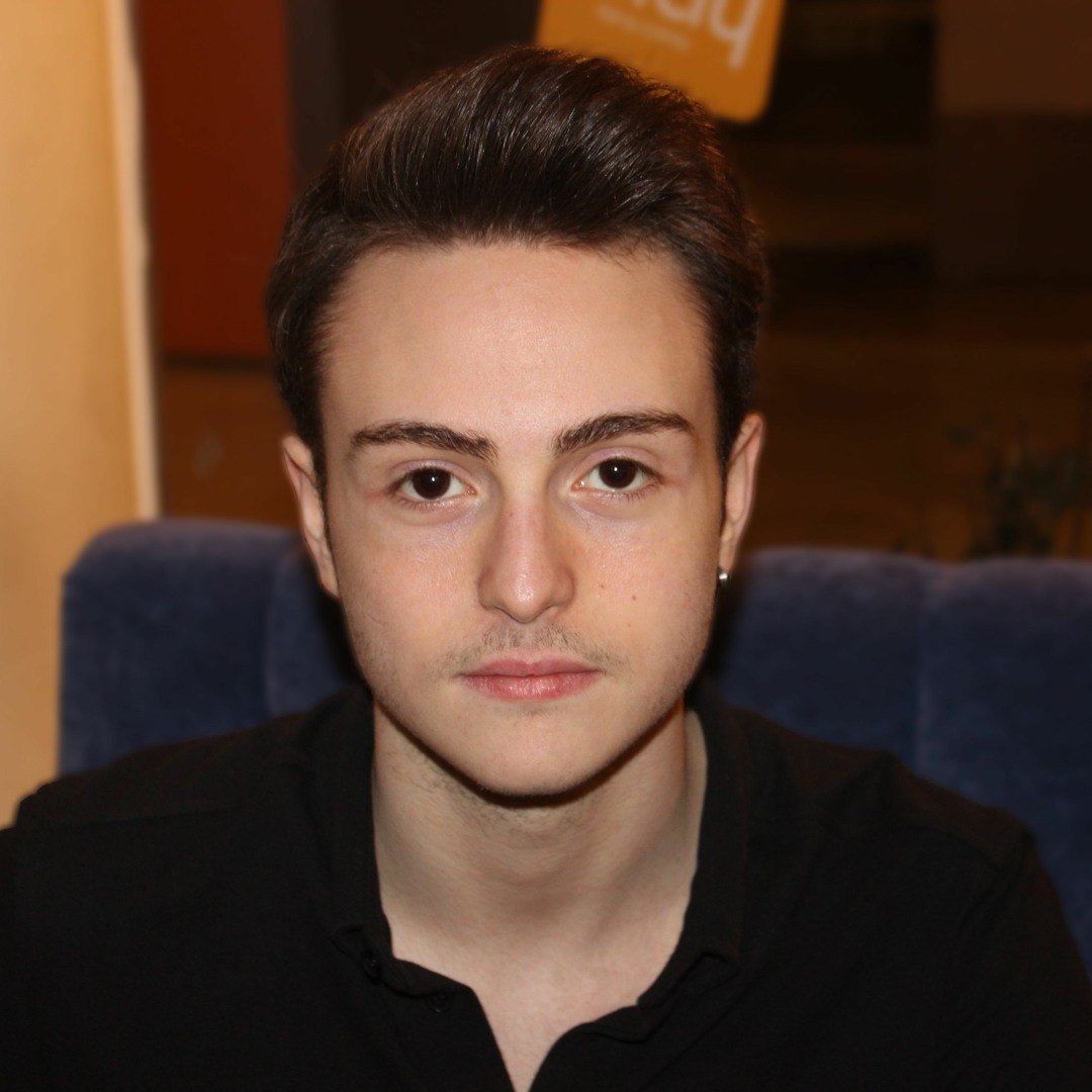 Yigit qarshisida dikini silkitadi