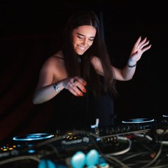 Lara Dubois