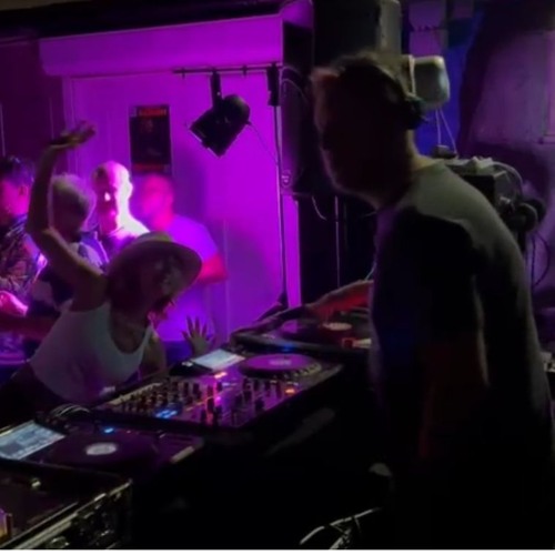 Vinyl Time Capsule: 31 Mins of Deep Tech House (2000s Era)