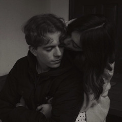 هُنا الموسيقى.