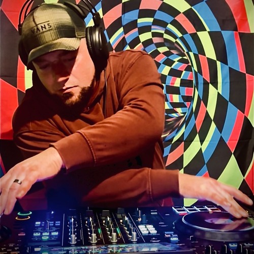 1 hour of open format/pop/dance/dirty south hip hop