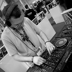 iL GrAnDe Dj MiK (4)