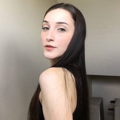 Julia Kadar’s avatar