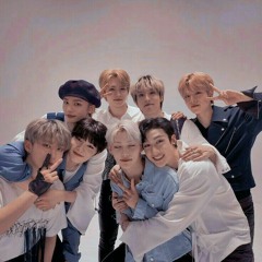 STRAY KIDS