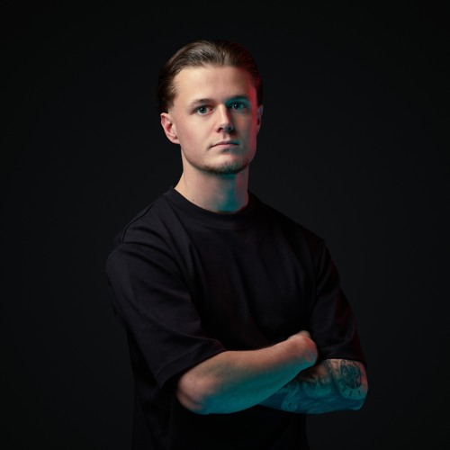 𝙍𝙚𝙫𝙞𝙯𝙚𝙙 artist photo
