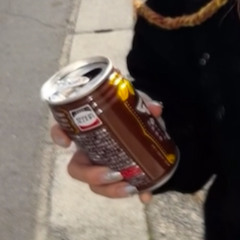 ゆらゆらと揺らめいている桃色の頬と青い光