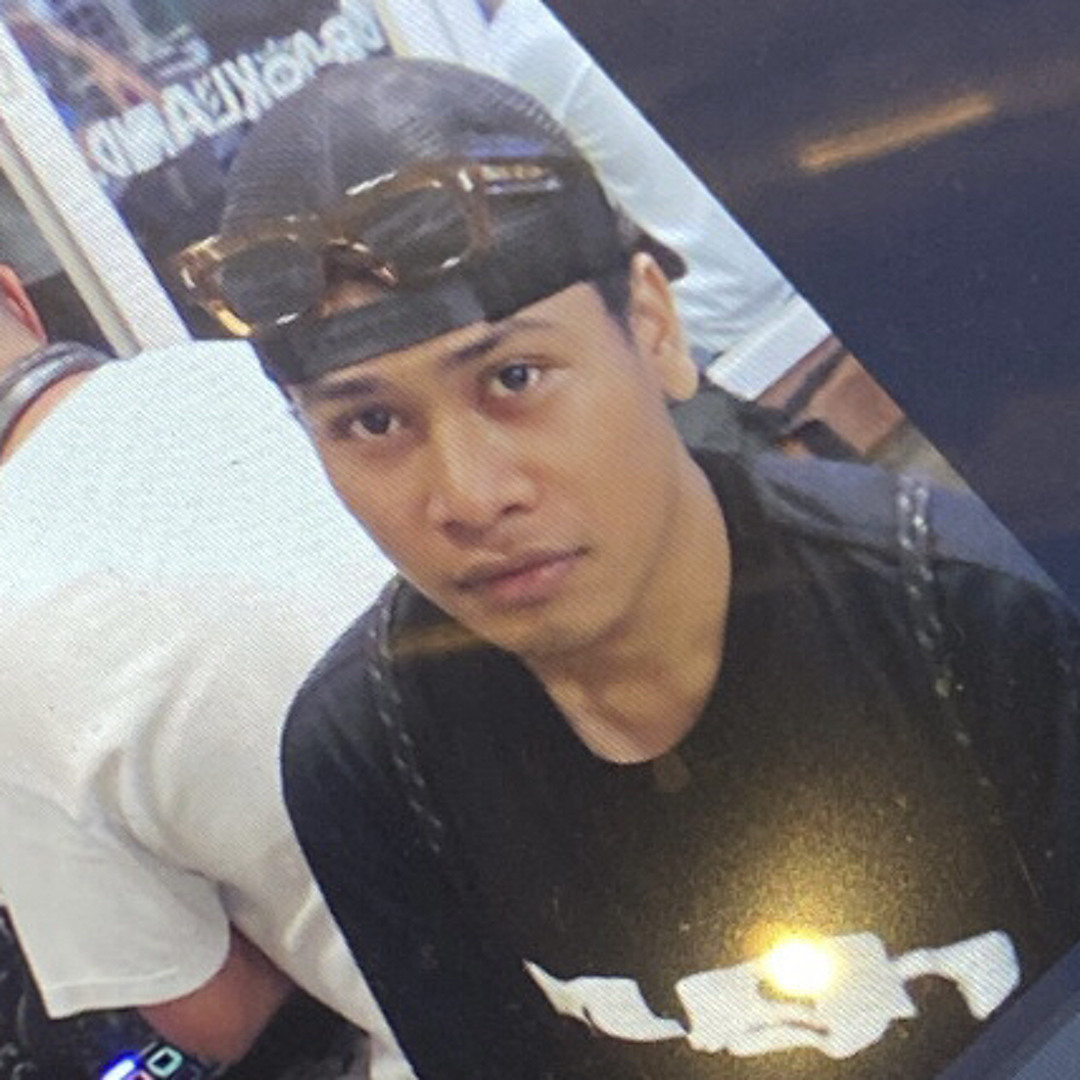 Yaltiroq guruhdagi yalangoch odamlarning fotosuratlarini koring