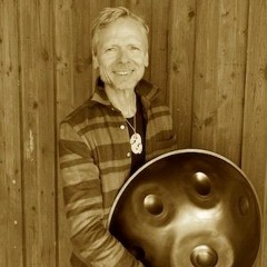 Peter on Handpan