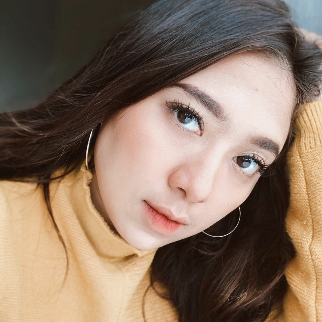 Rus tilida katta kokrakli yosh ayollar