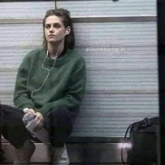 ‏إنني غارقة بالمُوسيقى..