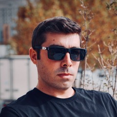 J △ M E S  C R O E