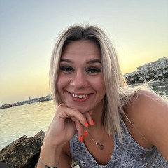 Niki Tóth