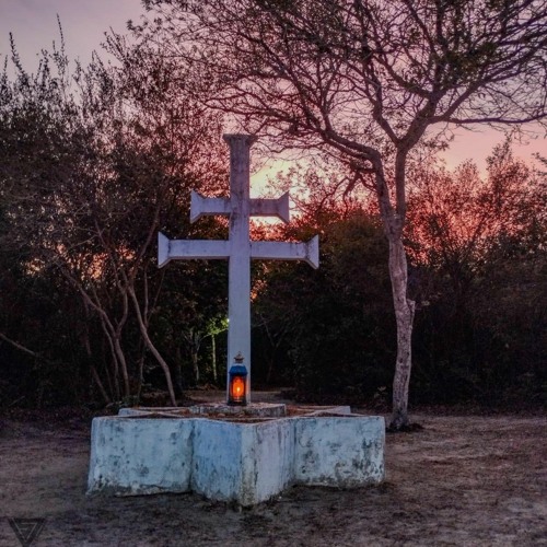 Tempestade no Oceano em Cinza e Verde Escuro de Abrindo para um Pôr de Sol em Rose e Verde Claro