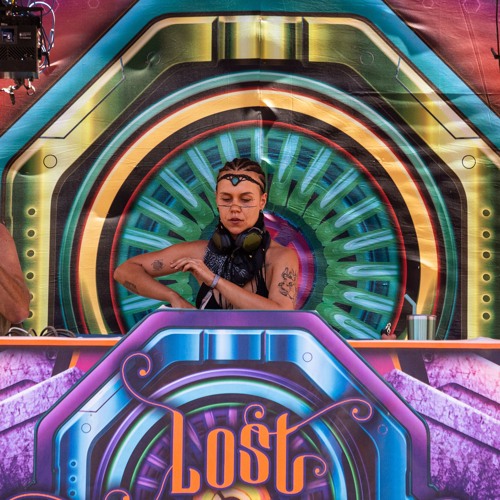 Esia ☽ — artist photo
