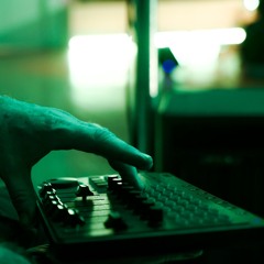 un DJ (Kristian Larsen)