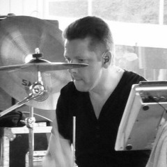 Anton Hofstede (V) on drums