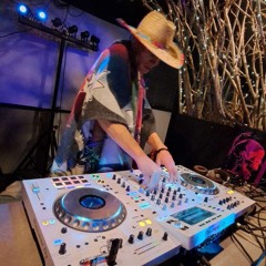 Dj_Bee_Moore