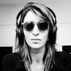 Andreia Around (@andreiaaround)