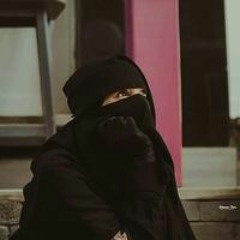 ضاحكة مستبشره