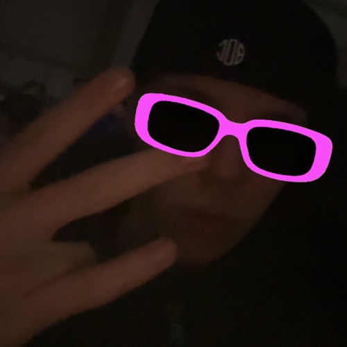 episk beat med stemmer ind over