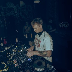 DJ TRACKSÜIT