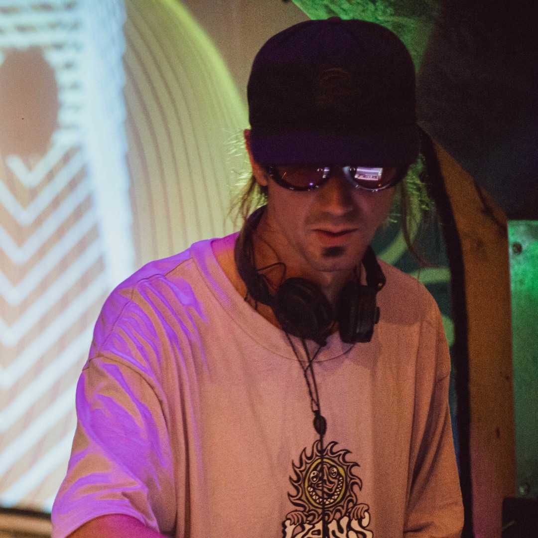 Stream MIK33 music | Listen to songs, albums, playlists for free