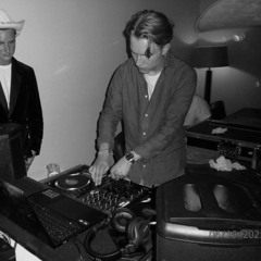 DJ SNiS