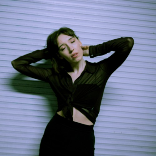 мужчина и женщина в красном. алисия лобанова. алиса лобанова 2022. кино апрель. алиса лобанова той.