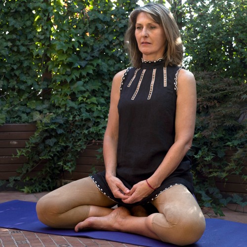 Állól Yoga és ülőmeditáció a test és légzés megfigyelésével