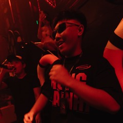 chú bé cô đơn trong đêm tối