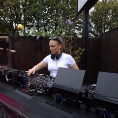 Leona Hevo DJ